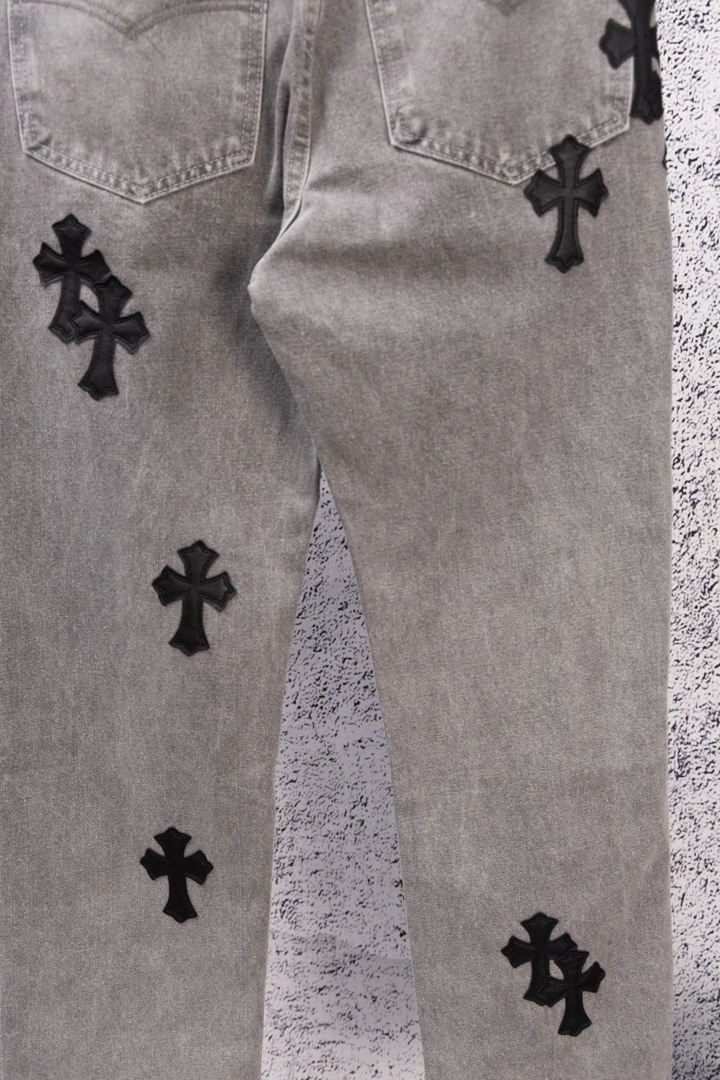 P210 Chromehearts limited edition classic black cross patch leather gray jeans, priced at 34W level, patchwork cross pattern embellishment, washed jeans! ! An absolutely high-end luxury product, a 1.9W-level god-level single product, a super popular product, made by top heavy industry, a magic weapon that cannot be missed! [About Zangyin] This is an extremely luxurious fashion brand that can also be called the aristocracy of the high street. It has always been an exclusive brand for some hipsters or rich second generations. Compared with ordinary high streets, it is more luxurious and noble. Compared with luxury brands, it is more fashionable and individual. It has always been a brand that I have a special liking for. [Top heavy industry fashion design] Consistently high-street luxury style. Speaking of this style, the Zangyin family and GU family are definitely the leading representative brands. Especially the Zangyin family has really achieved a state-of-the-art effect in creating high-street style. The unique washed material is used to create this style. The color system is already quite eye-catching. After it is decorated with patchwork cross flowers, it cleverly highlights the charm of the brand. Secondly, this style uses classic The high-waist cutting design highlights the long legs and fashionable temperament of the upper body. The brand is highly recognizable and the slim fit configuration is more suitable for daily wear. It is a product that interprets personality, fashion, and specifications at a glance. This single product is enough to make any fan excited. It can be a white T-shirt for a youthful college style, or a tight suspender for a royal style. It has strong matching ability and can be easily controlled by men.  [Materials and craftsmanship] Needless to say, this point goes without saying. As an excellent craftsman brand, Zangyin’s requirements for details and craftsmanship are really perfect. The washed color of this model has gone through so many processes, not to mention the embellishment of denim appliques. It is also purely hand-made and sewn. Just like what they believe in, only hand-made things have soul and have the meaning of wear. A top-notch heavy-duty fashionable denim item, I look forward to your perfect interpretation! !  Color: Gray Size: 28-36